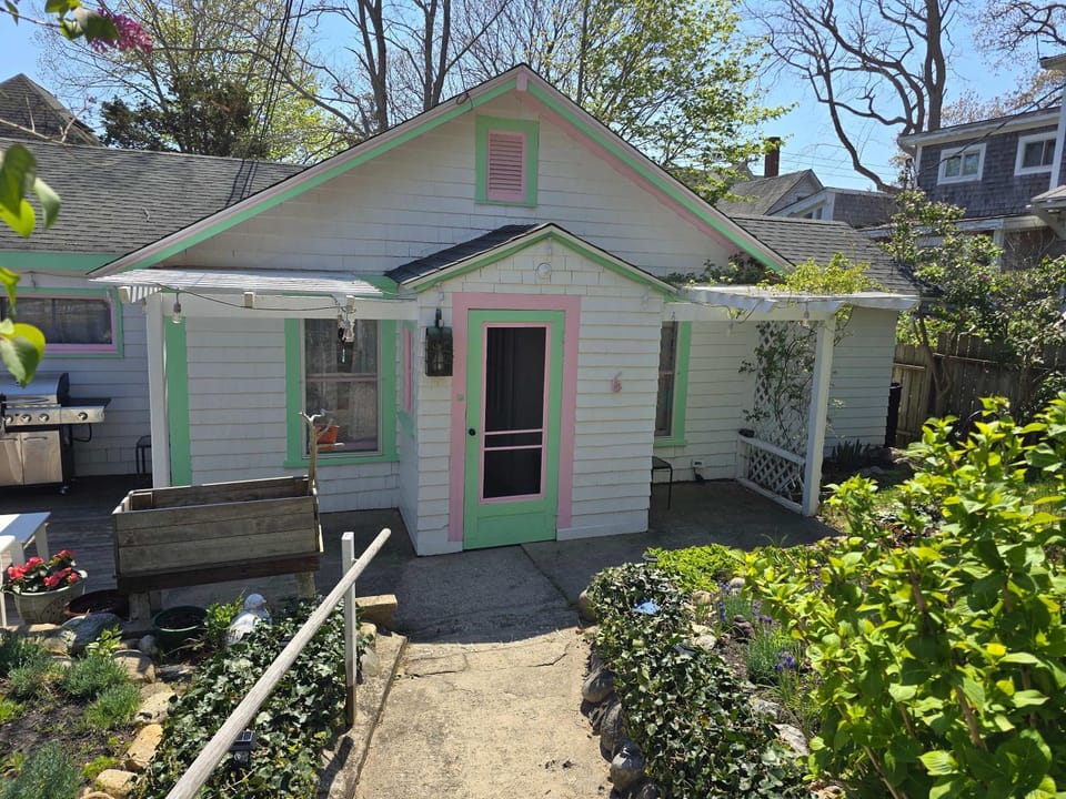 Historic cottage with patio games walk to beach & dog-friendly fenced yard House in Tisbury