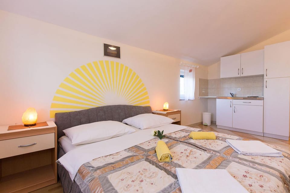 Kitchen or kitchenette, Bedroom