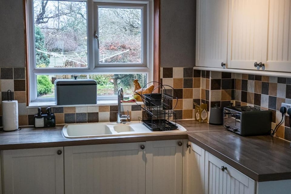 Modern home ideal for long stays Free Parking House in Crawley