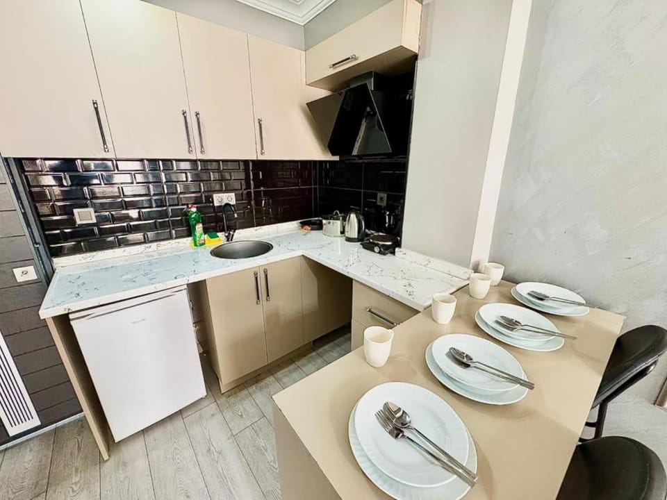 Kitchen or kitchenette, Living room, Seating area, Dining area, minibar, oven, pet friendly, stove