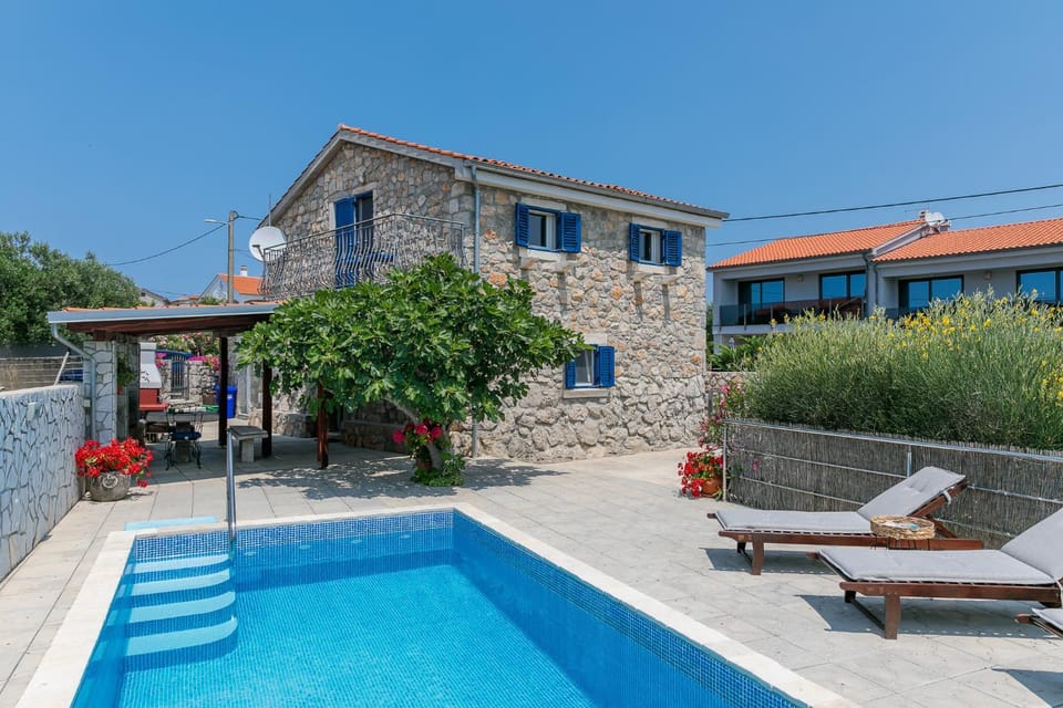 Property building, Swimming pool, sunbed