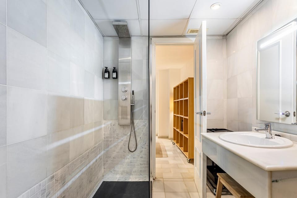 Amplio Apartamento 3 Habitaciones Torres de Serranos, Centro Valencia Apartment in Valencia