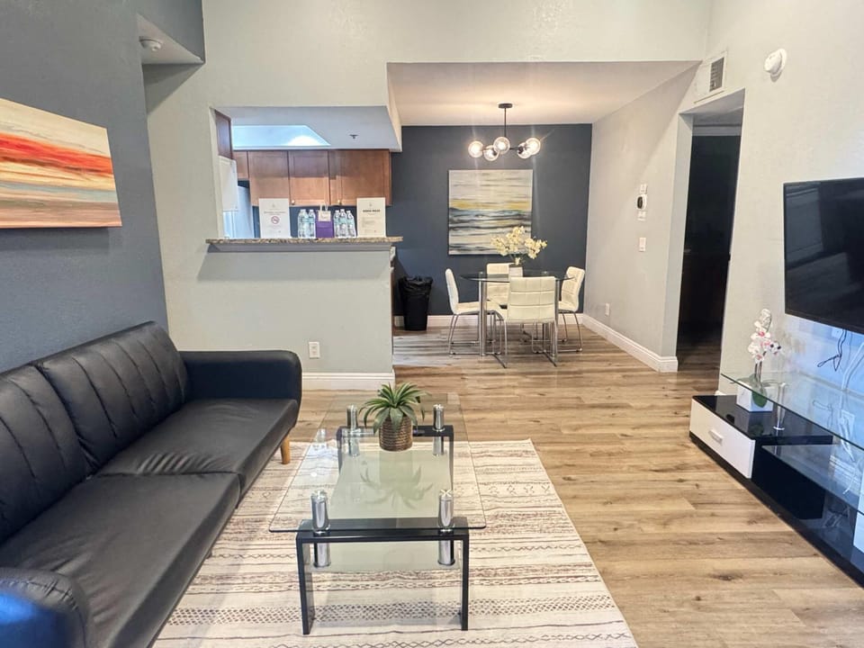 2BR Balcony Pool Gym Near Las Vegas Strip Apartment in Paradise