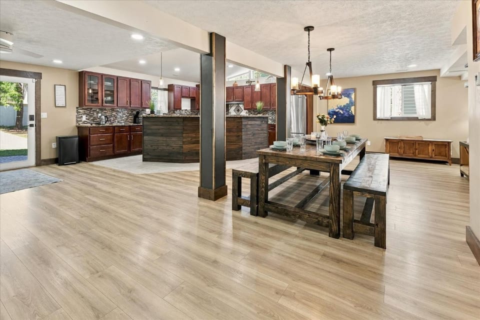 Northeast Indy Escape - 5BR Hot Tub & Game Room House in Castleton