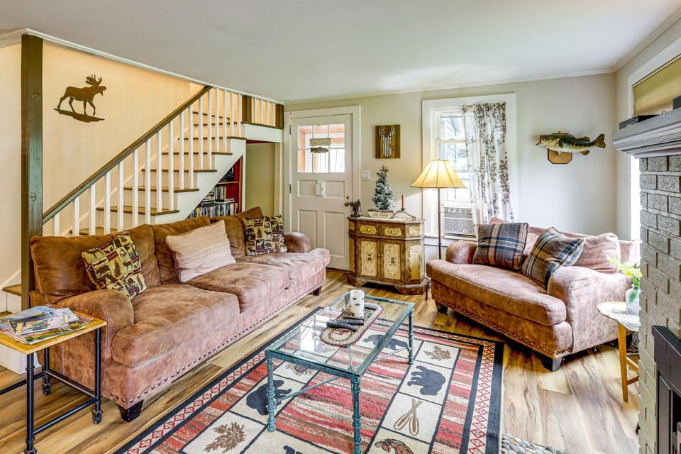 1/2 Mi to Marina! Lake George Group Getaway House in Bolton