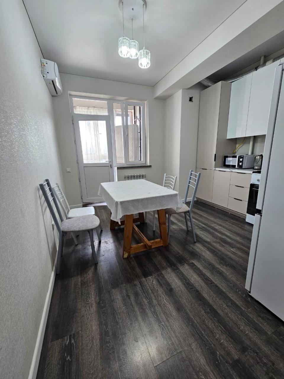 Kitchen or kitchenette, Dining area, oven
