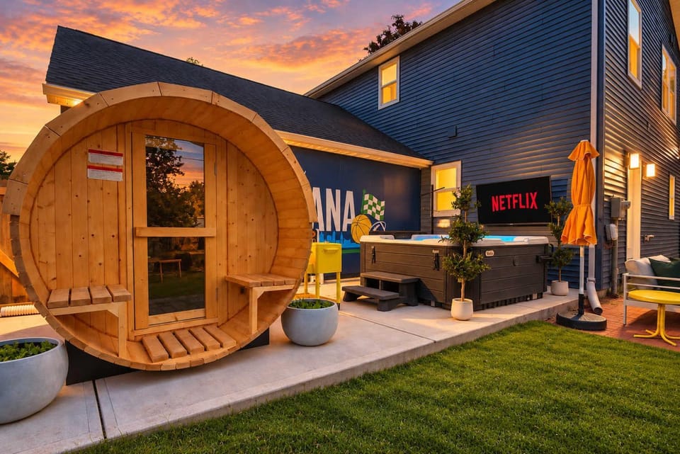 Indy Escape - Sauna Hot Tub Firepit & Games House in Mishawaka