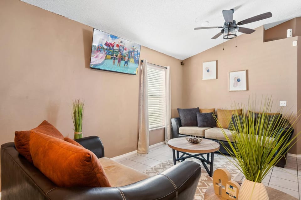 Spacious 4BR Family Home - Near Disney - Sleeps 8 House in Orlando