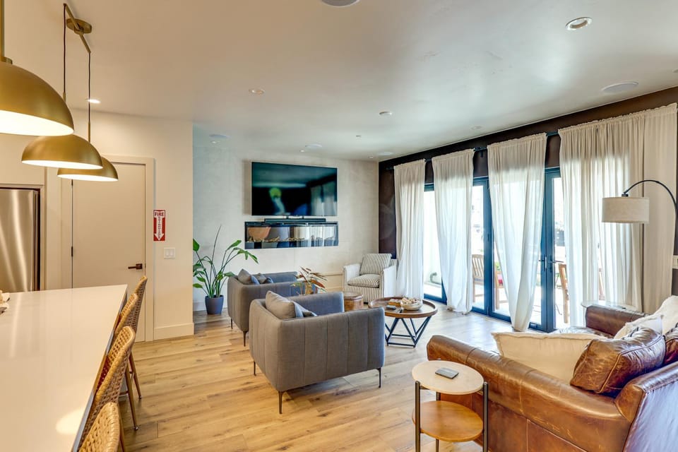 Walk to Beach! Condo w/ Shared Rooftop Patio House in Oceanside