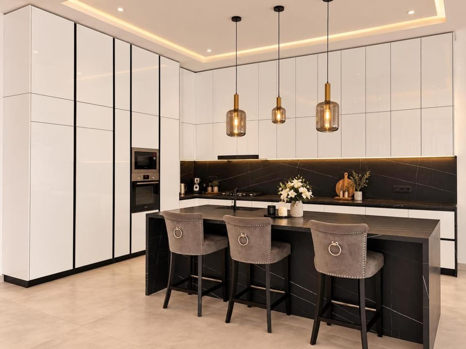 Kitchen or kitchenette, Dining area