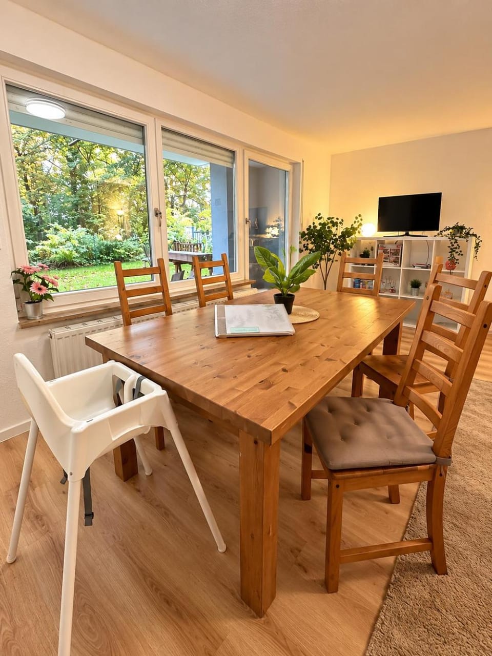 TV and multimedia, Living room, Seating area, Dining area, Evening entertainment