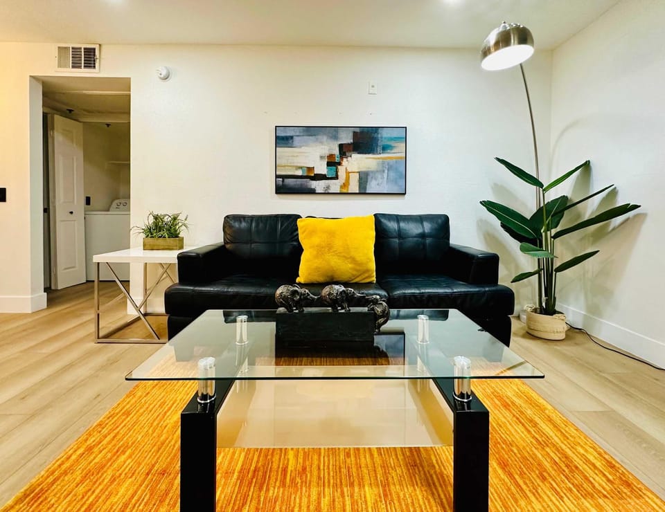 Renovated 2BR LV Strip Condo Pool Gym Jacuzzi Apartment in Paradise
