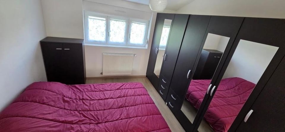 Bed, Photo of the whole room, wardrobe