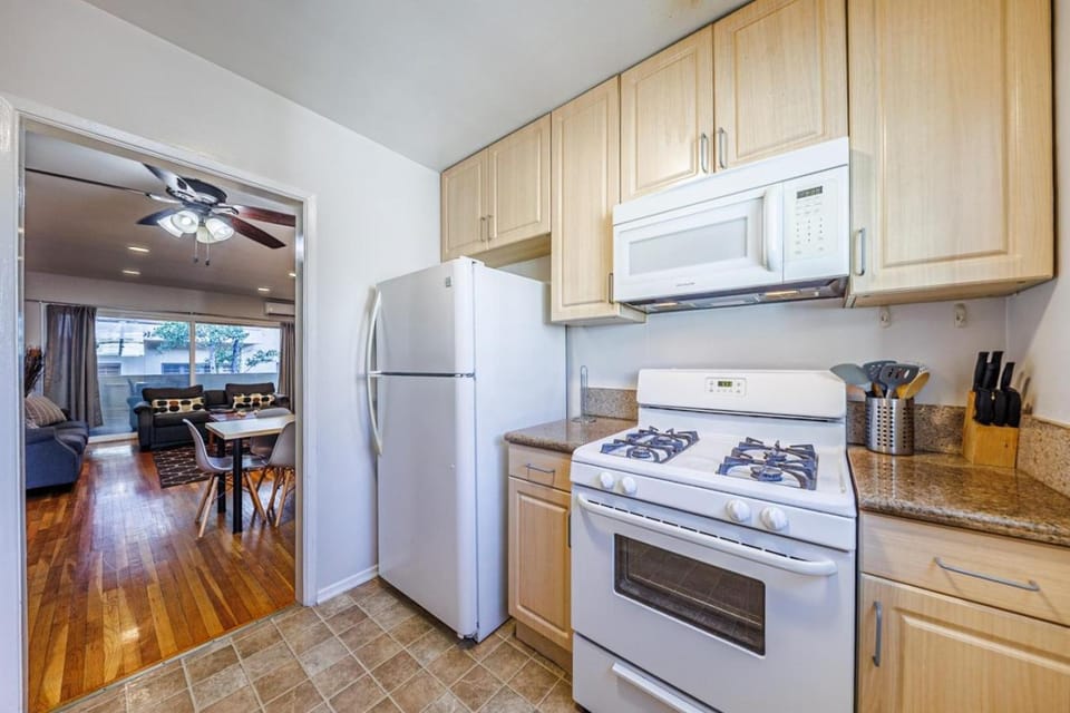 Spacious 2BR 2BA in Beverly Hills with Parking Apartment in Beverly Hills