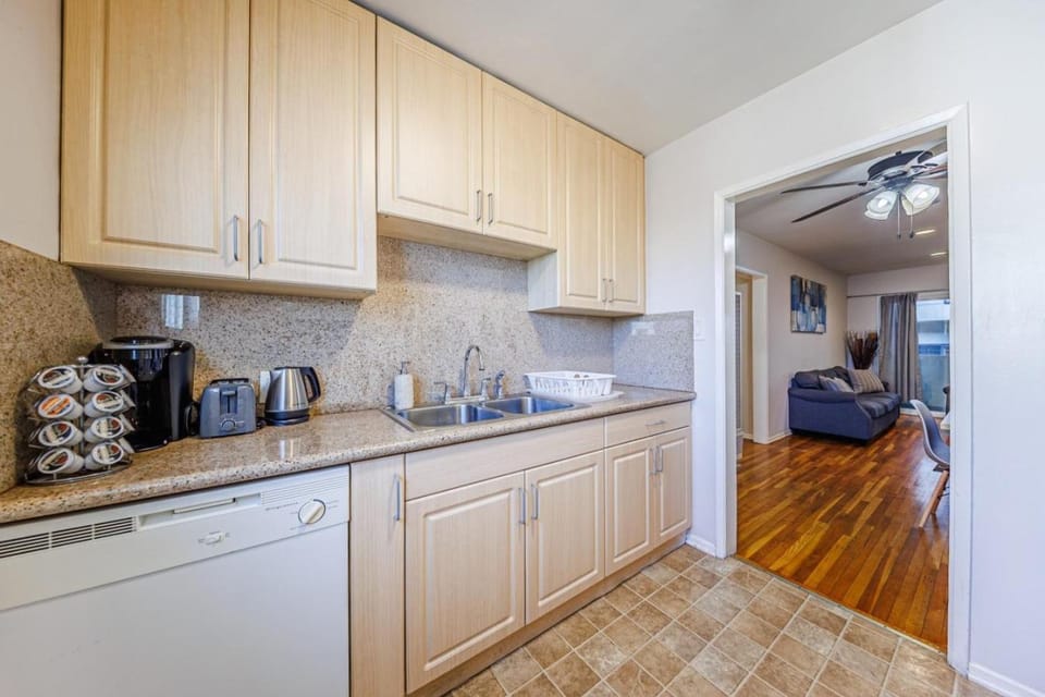 Spacious 2BR 2BA in Beverly Hills with Parking Apartment in Beverly Hills