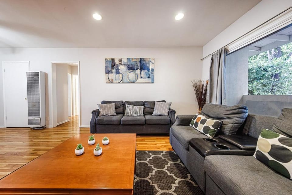 Spacious 2BR 2BA in Beverly Hills with Parking Apartment in Beverly Hills