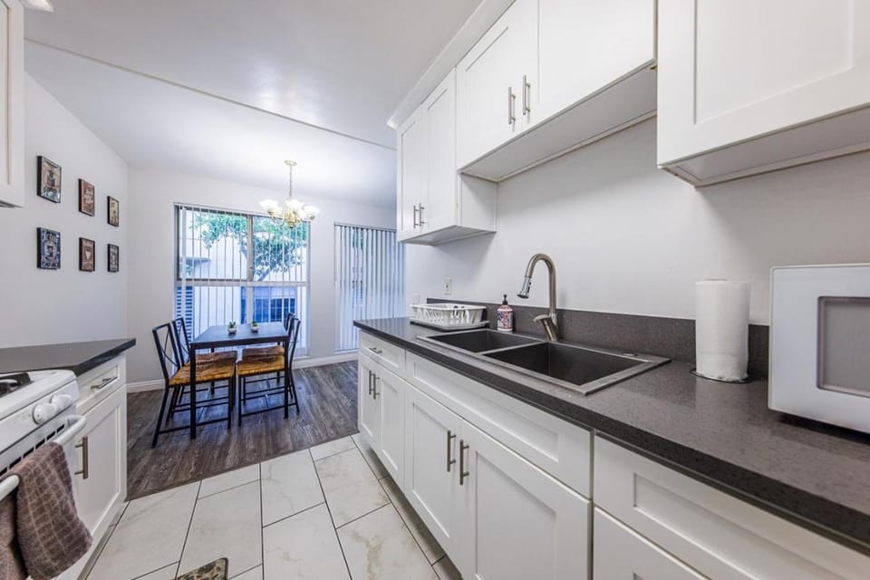 King Bed 1BR by La Cienega Dining, Parking Apartment in Beverly Hills