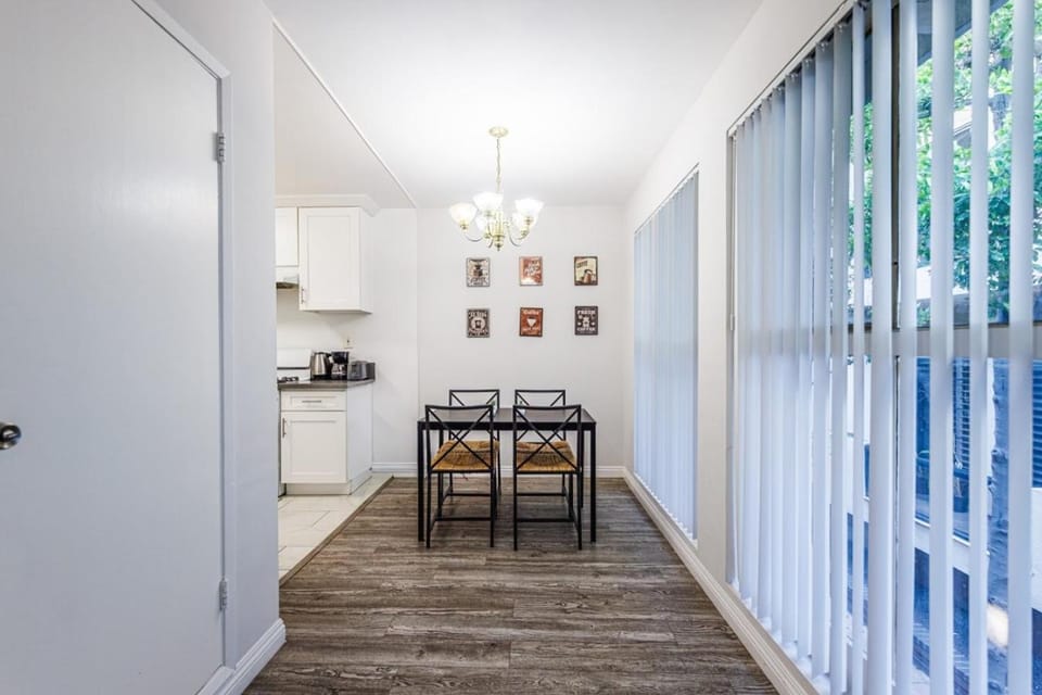 King Bed 1BR by La Cienega Dining, Parking Apartment in Beverly Hills