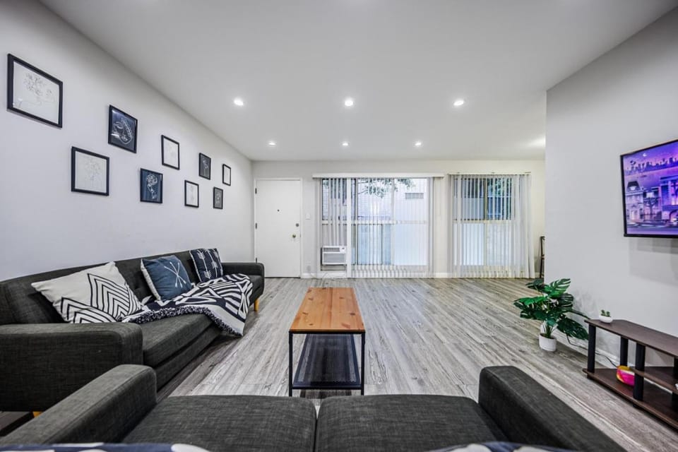 Walkable Beverly Hills 1BR with Parking & WiFi Apartment in Beverly Hills