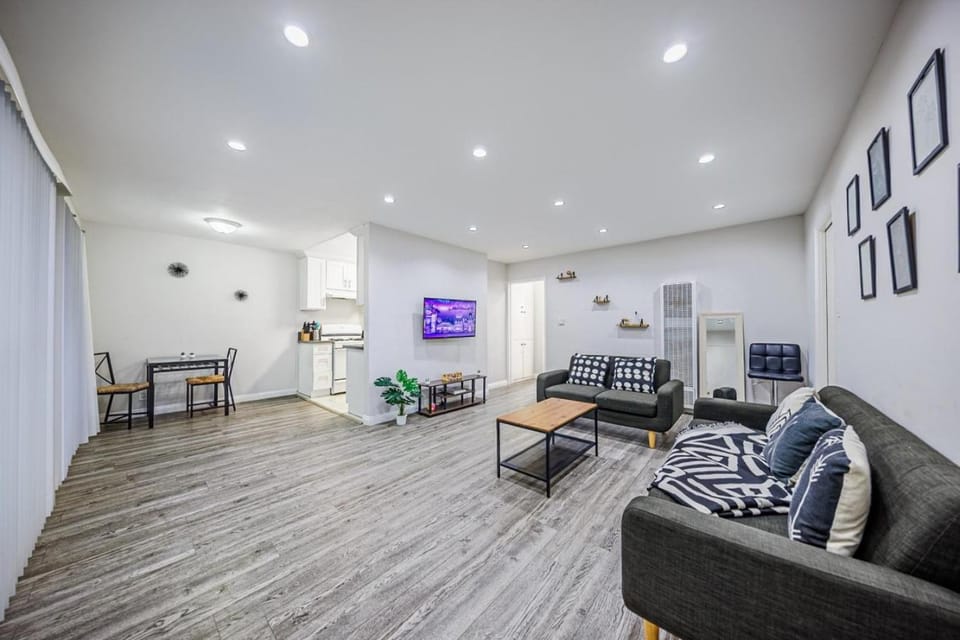 Walkable Beverly Hills 1BR with Parking & WiFi Apartment in Beverly Hills