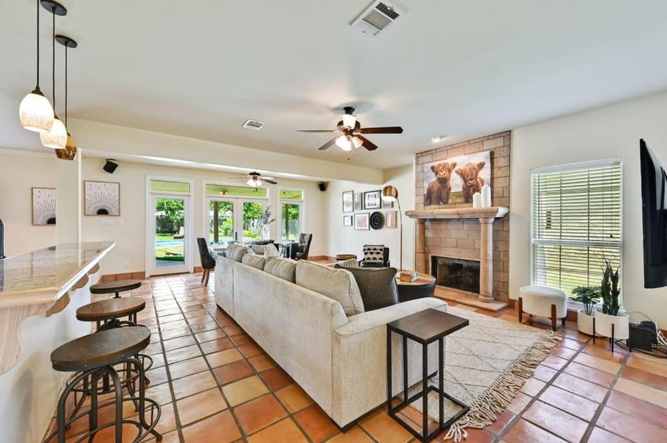 Austin Group Getaway - Pool, Hot Tub, 15 Beds House in San Leanna