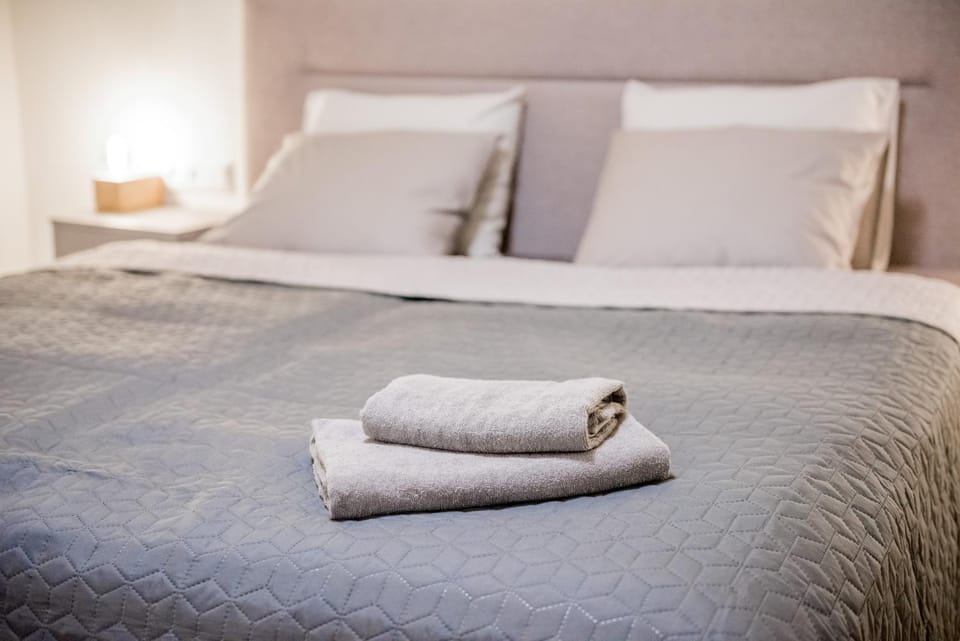 Bedroom, towels