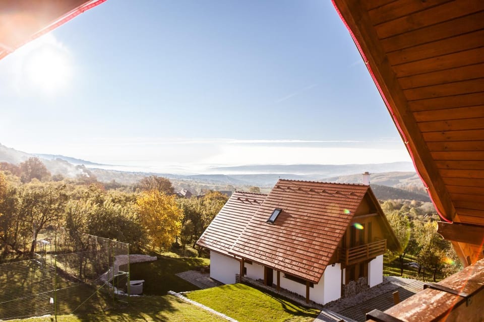 Property building, Natural landscape, Garden, Balcony/Terrace, Garden view, Mountain view, Inner courtyard view, locker