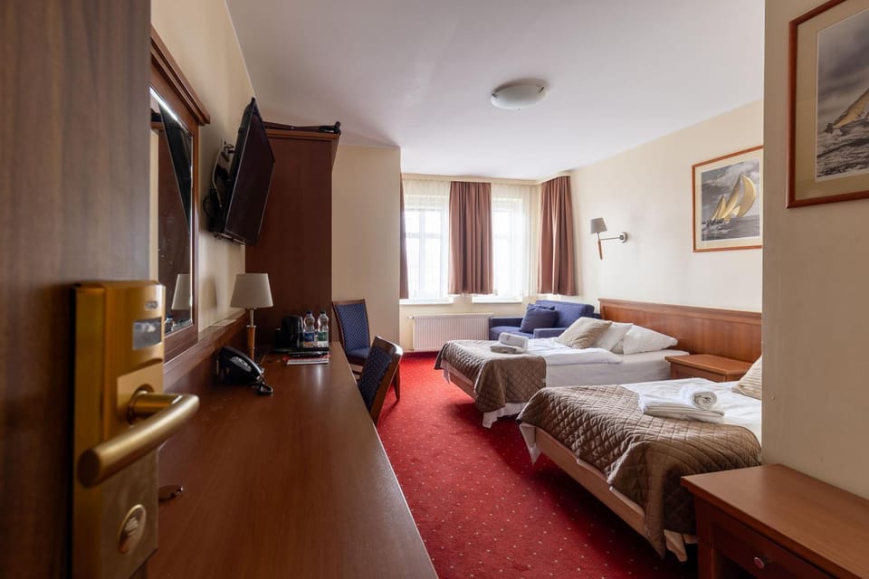 Bed, TV and multimedia, Photo of the whole room, Seating area, Bedroom, towels