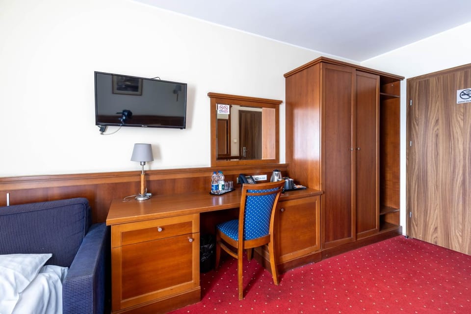 Communal lounge/ TV room, Bed, TV and multimedia, Photo of the whole room, Seating area, wardrobe