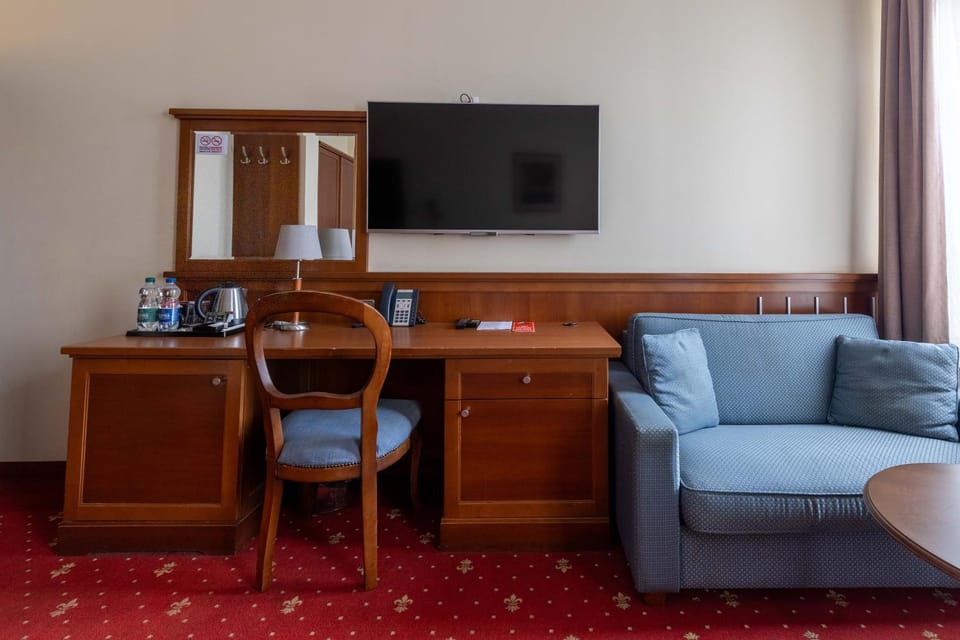 TV and multimedia, Living room, Seating area, Evening entertainment