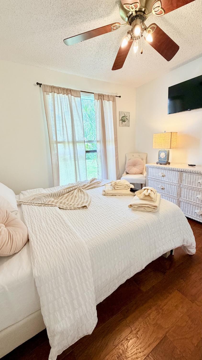 Bed, TV and multimedia, Bedroom, towels