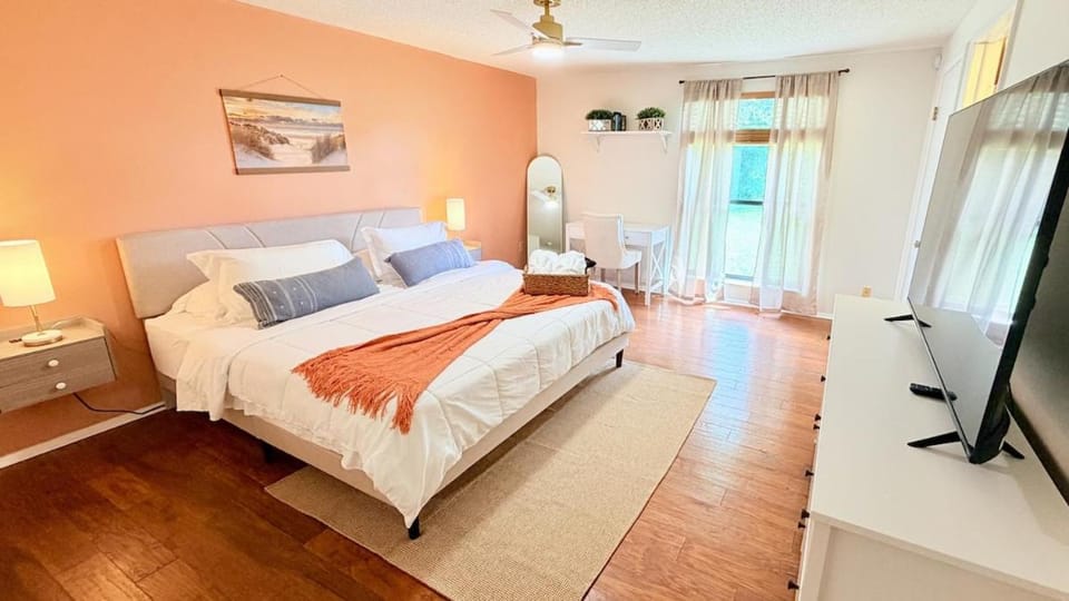 Bed, TV and multimedia, Photo of the whole room