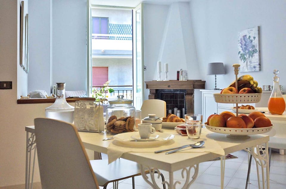 Communal lounge/ TV room, Photo of the whole room, Italian breakfast
