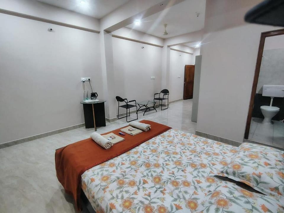 Bed, Living room, Photo of the whole room, Seating area, Bedroom
