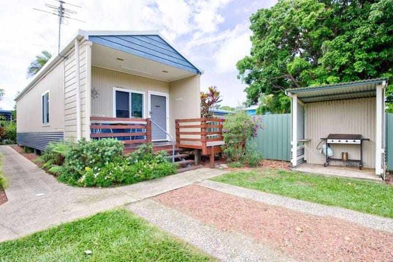 Property building, Quiet street view, acessibility