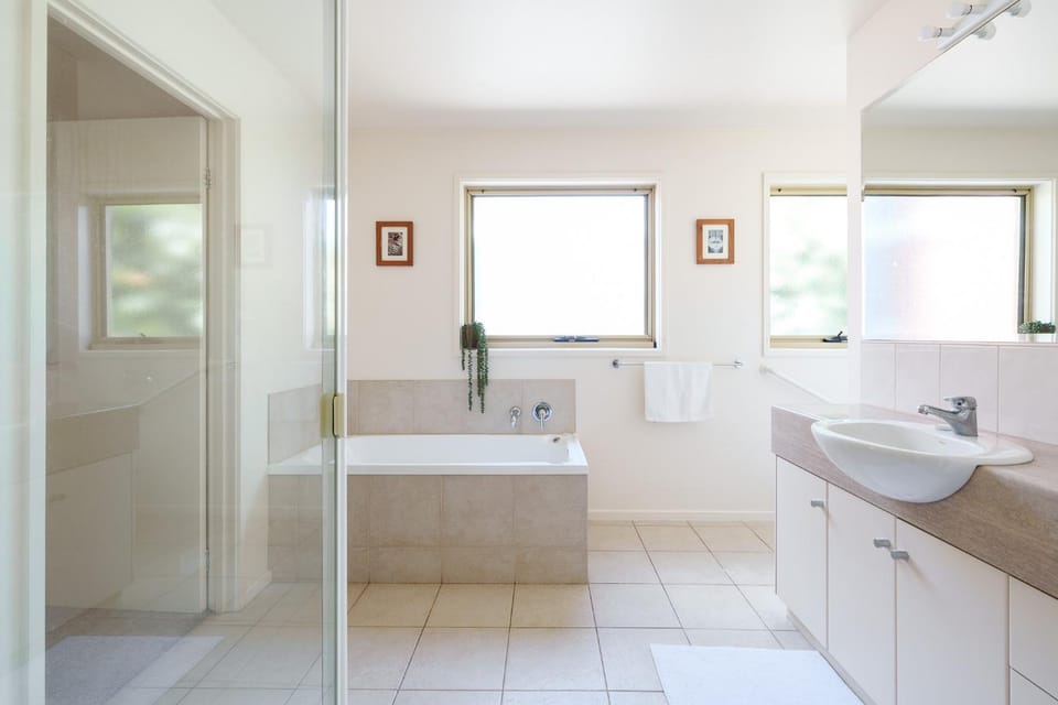 The Parade Retreat, Pet Friendly, Fireplace House in Ocean Grove