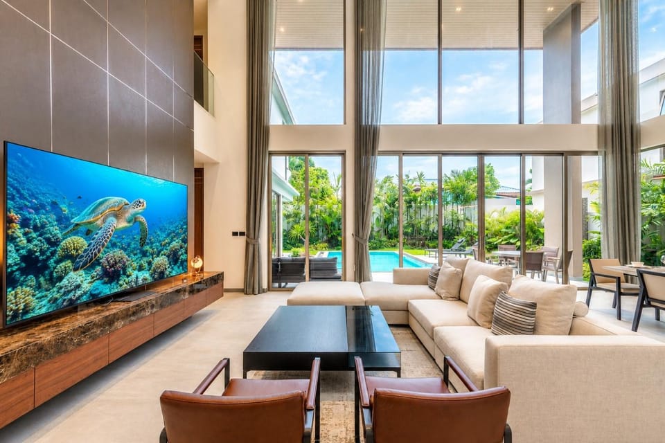 Patio, Communal lounge/ TV room, TV and multimedia, Living room, Seating area, Pool view, Swimming pool, sunbed
