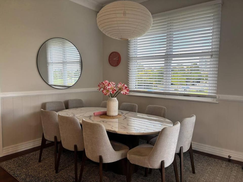 Day, Seating area, Dining area