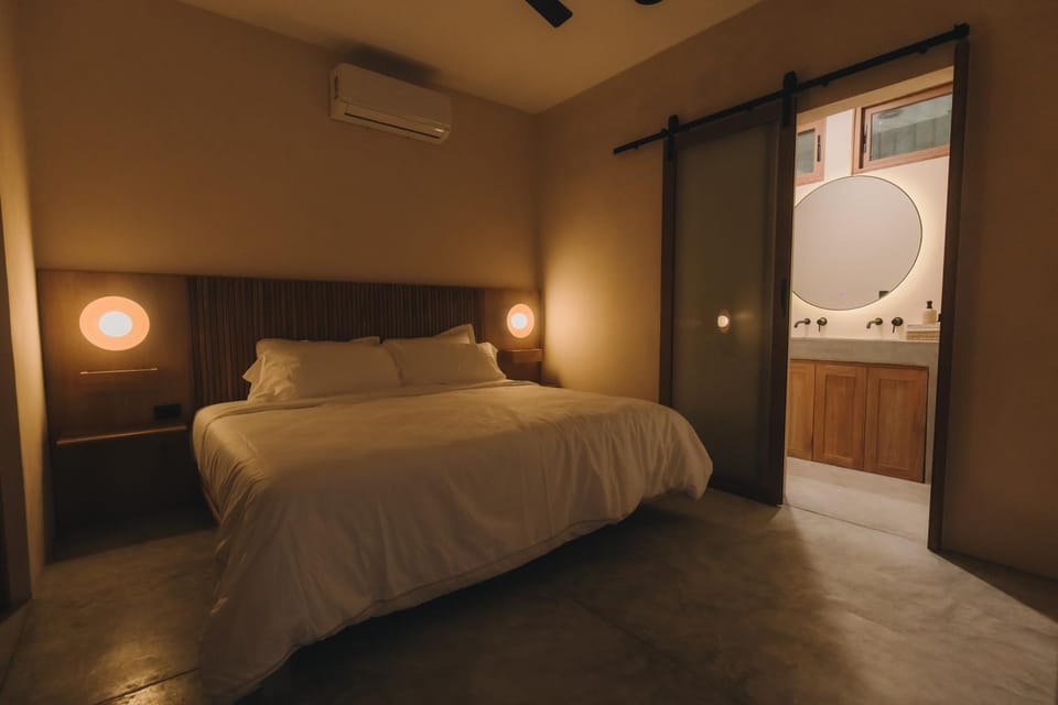 Bed, Bathroom, Photo of the whole room, Bedroom, air conditioner
