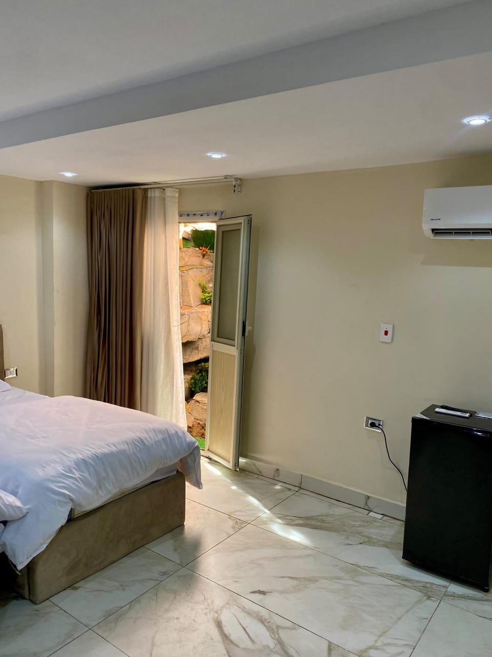 Bed, TV and multimedia, Photo of the whole room, Bedroom, air conditioner