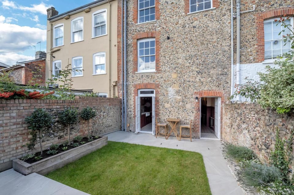 Guildhall House - Luxury 4 bedroom townhouse with off street parking space House in Bury Saint Edmunds