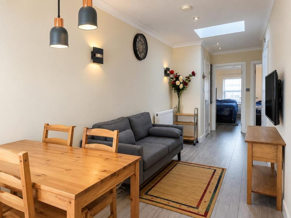 TV and multimedia, Living room, Seating area, Dining area, Evening entertainment