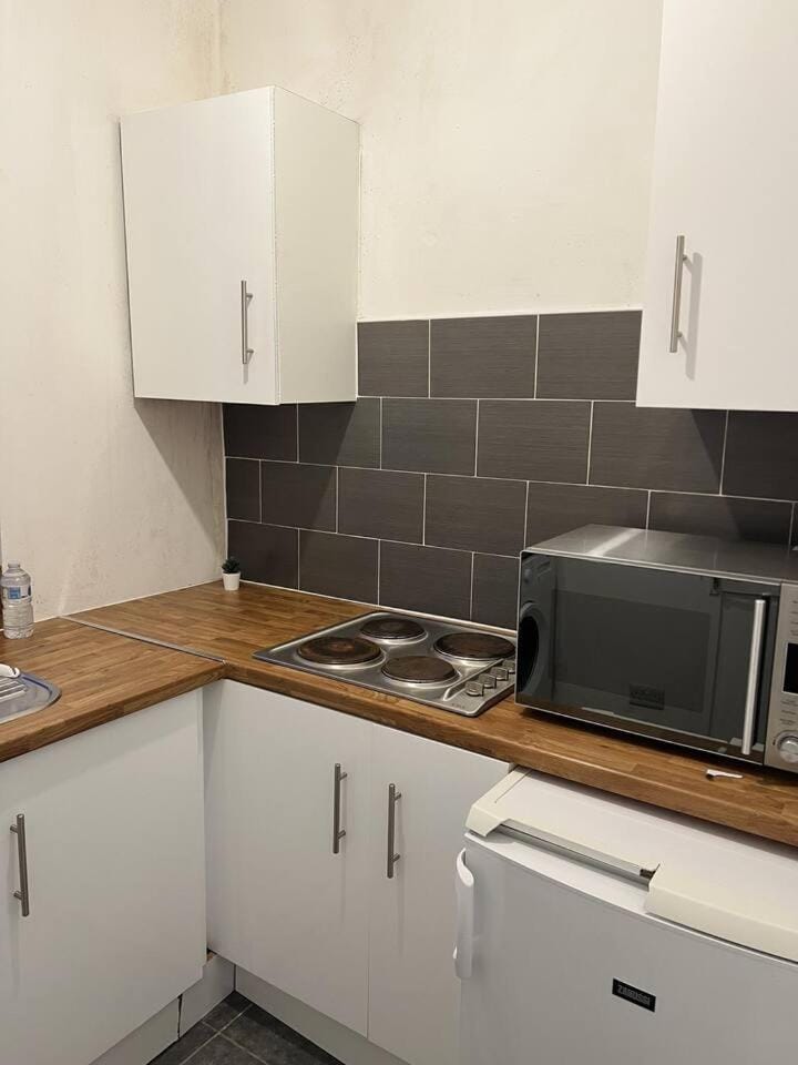 Kitchen or kitchenette, microwave, stove