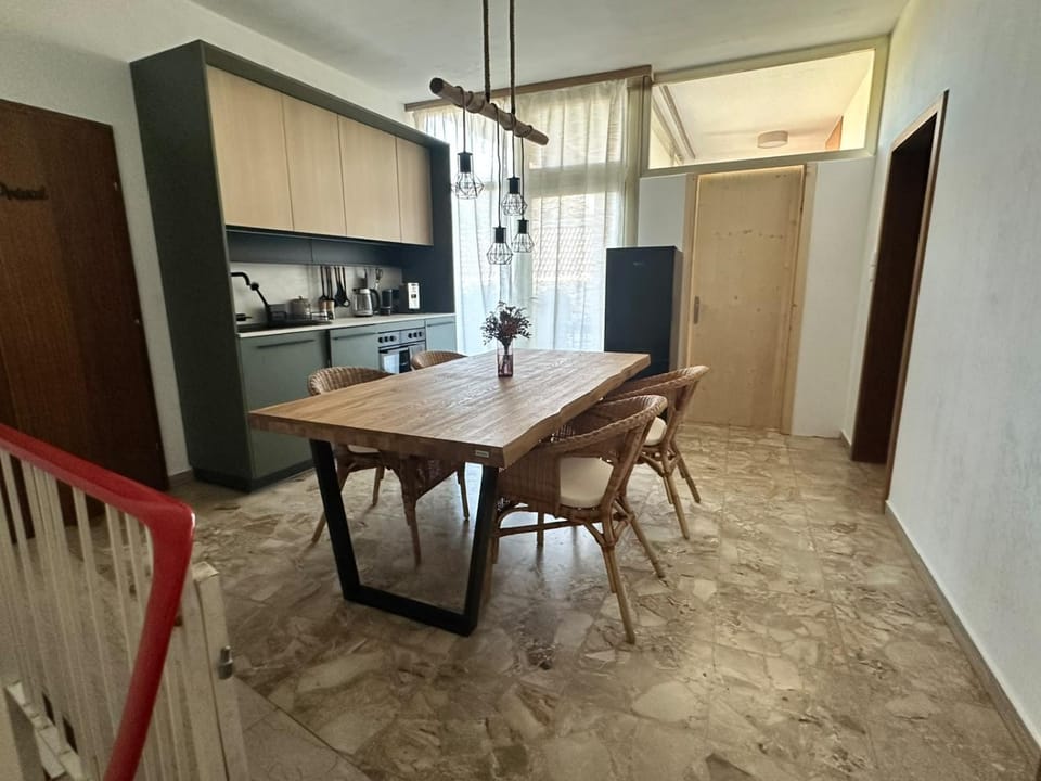 Kitchen or kitchenette, Kitchen or kitchenette, Entertainment