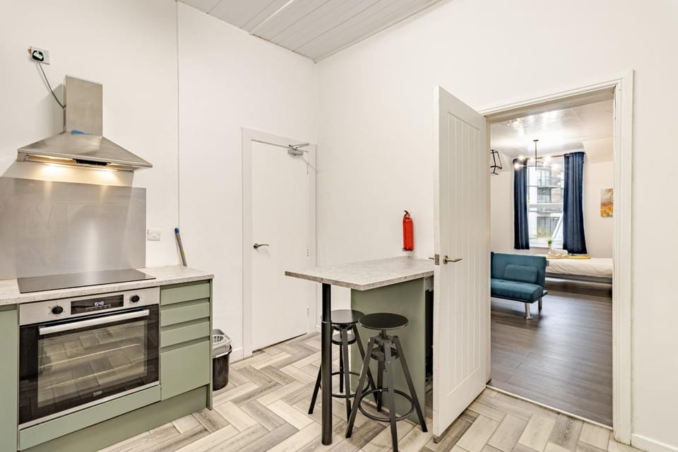 Kitchen or kitchenette, Dining area, Bedroom, oven, stove