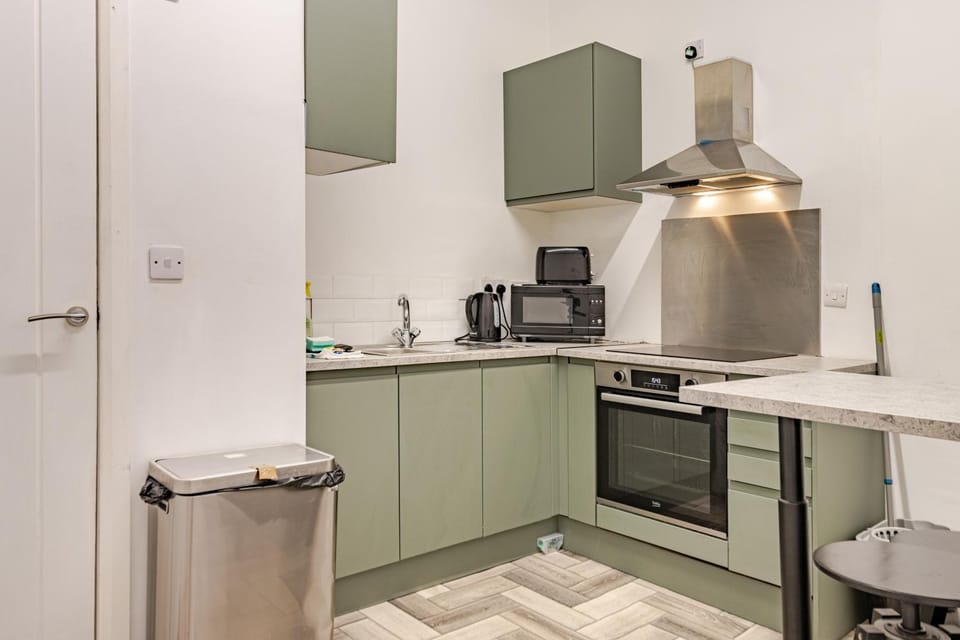 Coffee/tea facilities, Kitchen or kitchenette, microwave, oven, stove, toaster, kitchen