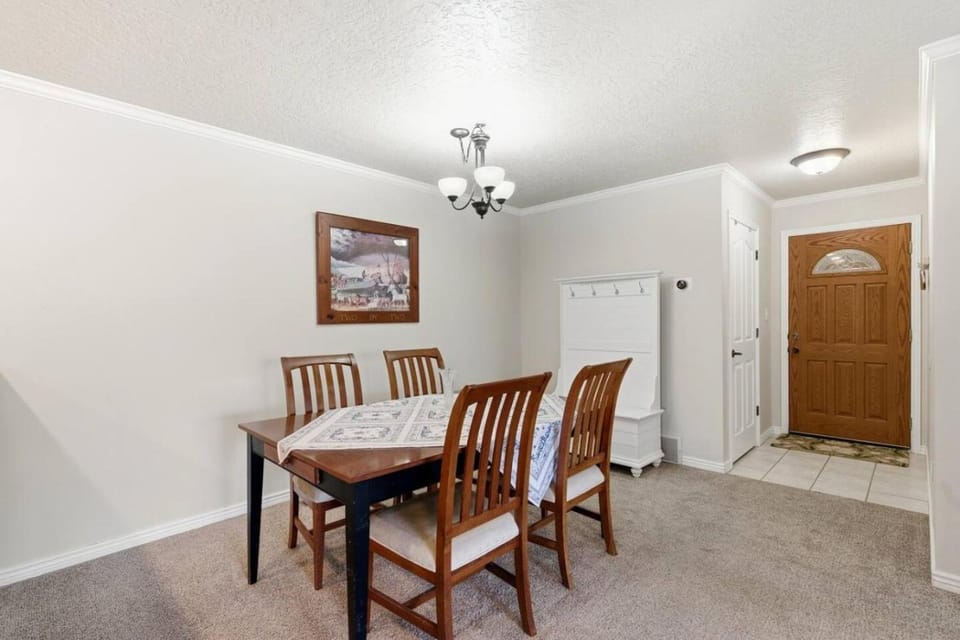 Cozy Swiss Chalet-Midway Retreat-Hot Tub-Gym Apartment in Midway