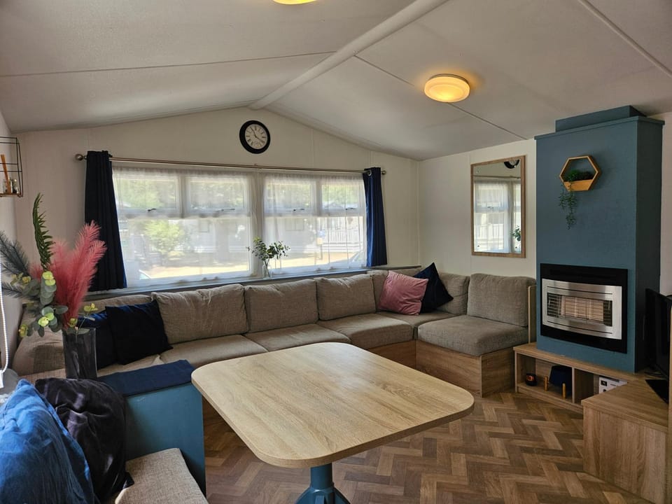 Communal lounge/ TV room, TV and multimedia, Living room, Seating area, Evening entertainment