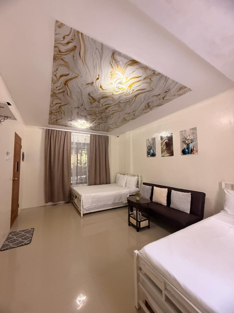 Bed, TV and multimedia, Photo of the whole room, Seating area, Bedroom