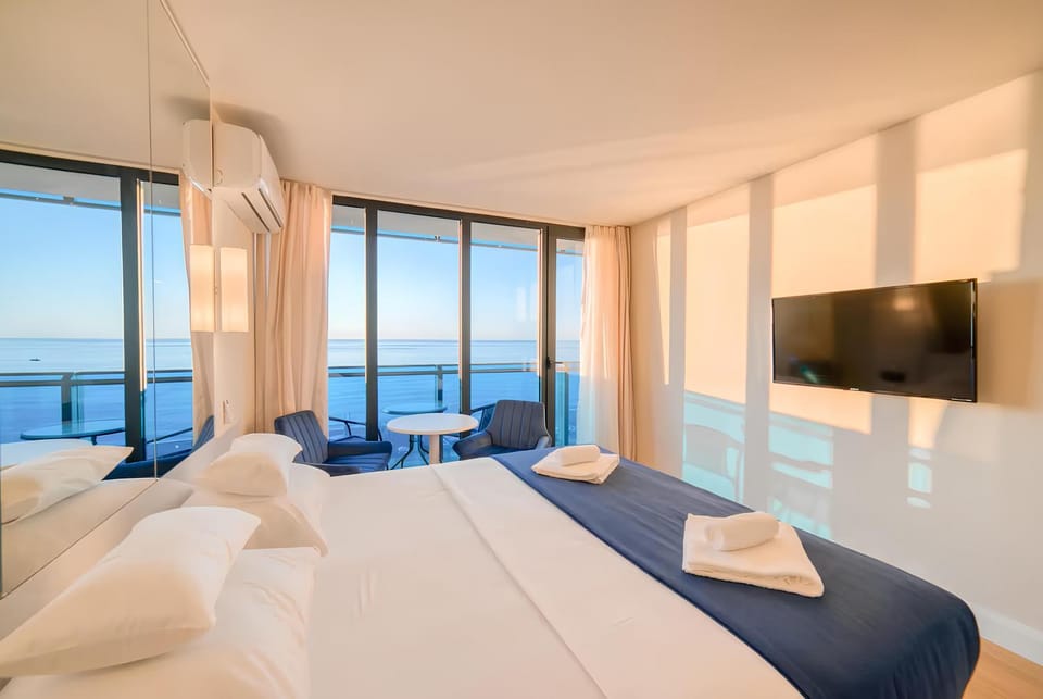 Communal lounge/ TV room, Bed, Natural landscape, TV and multimedia, Photo of the whole room, Evening entertainment, Bedroom, Sea view, towels